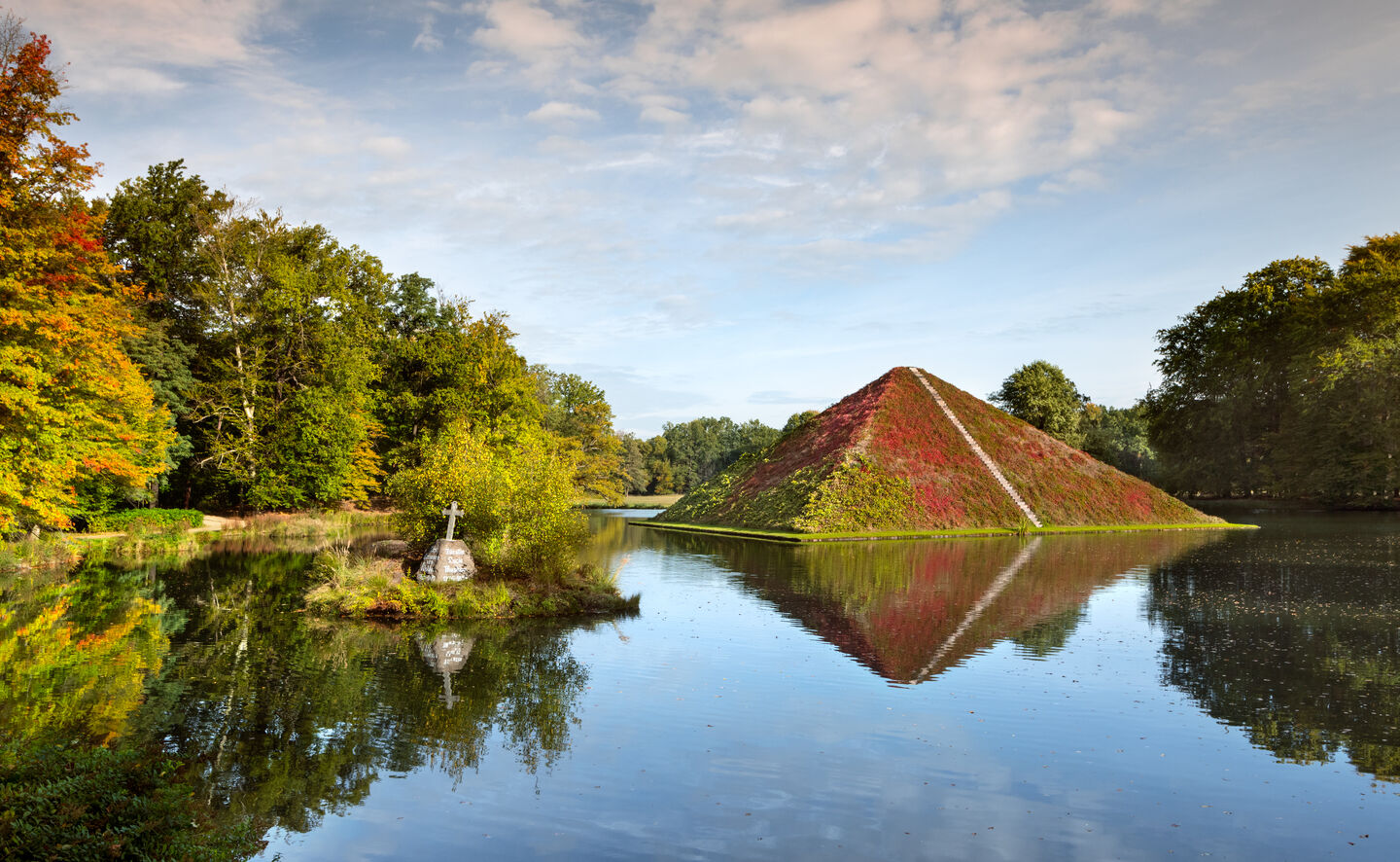 Der im Pyramidensee stehende Tumulus mit Grablege des Fürsten von Pückler-Muskau, © Leo Seidel