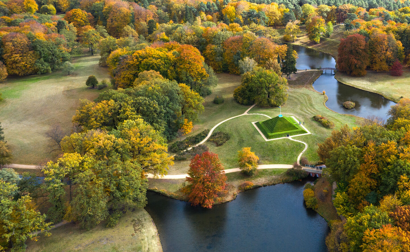 Drohnenfoto über Pyramidenflur mit Blick auf die Landpyramide, © Leo Seidel