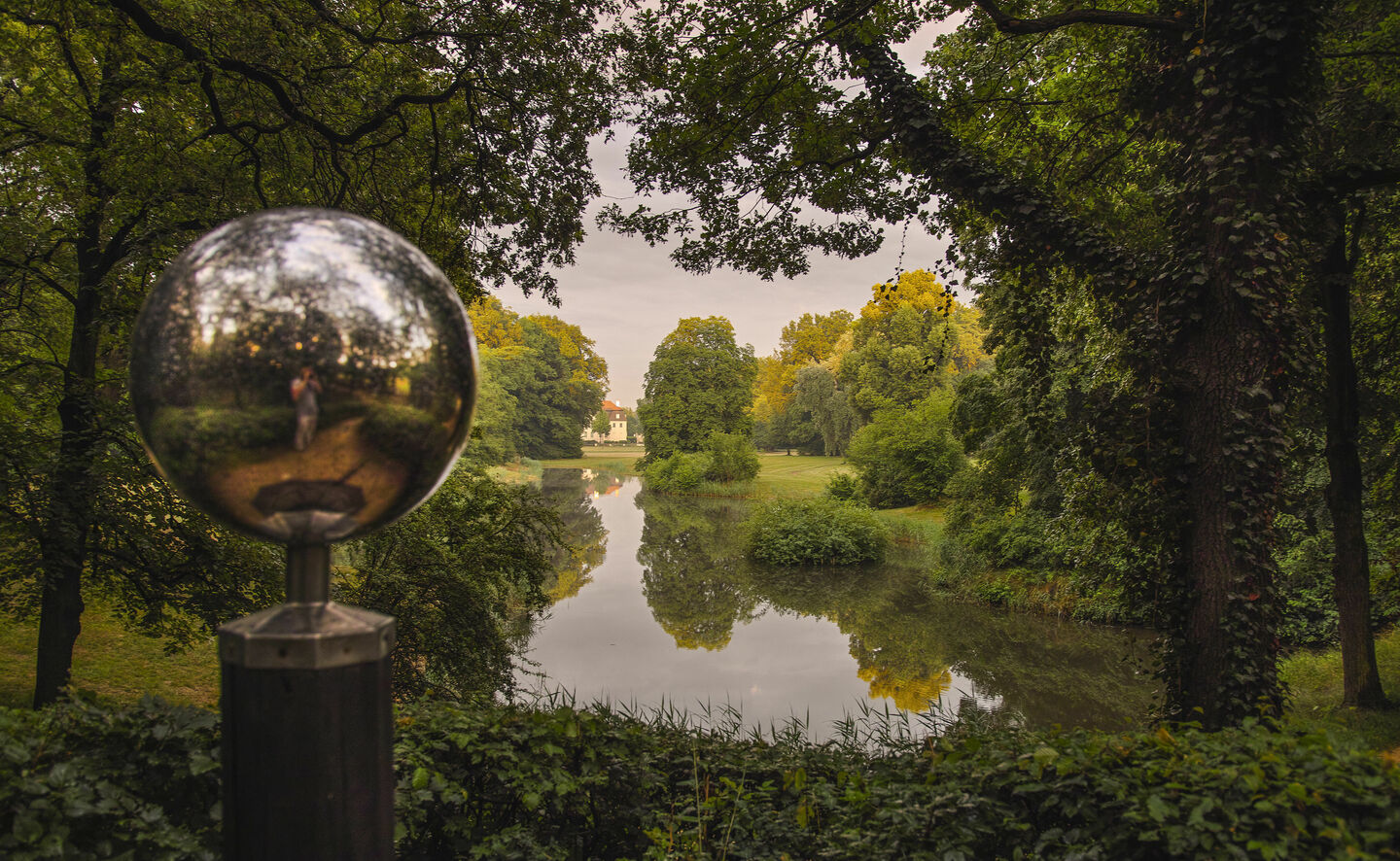 Eine der längsten Sichten durch den Innenpark: Blick vom sogenannten Kugelberg über den Schilfsee zum Schloss, Foto: Hans Bach, Potsdam / SFPM (2014)