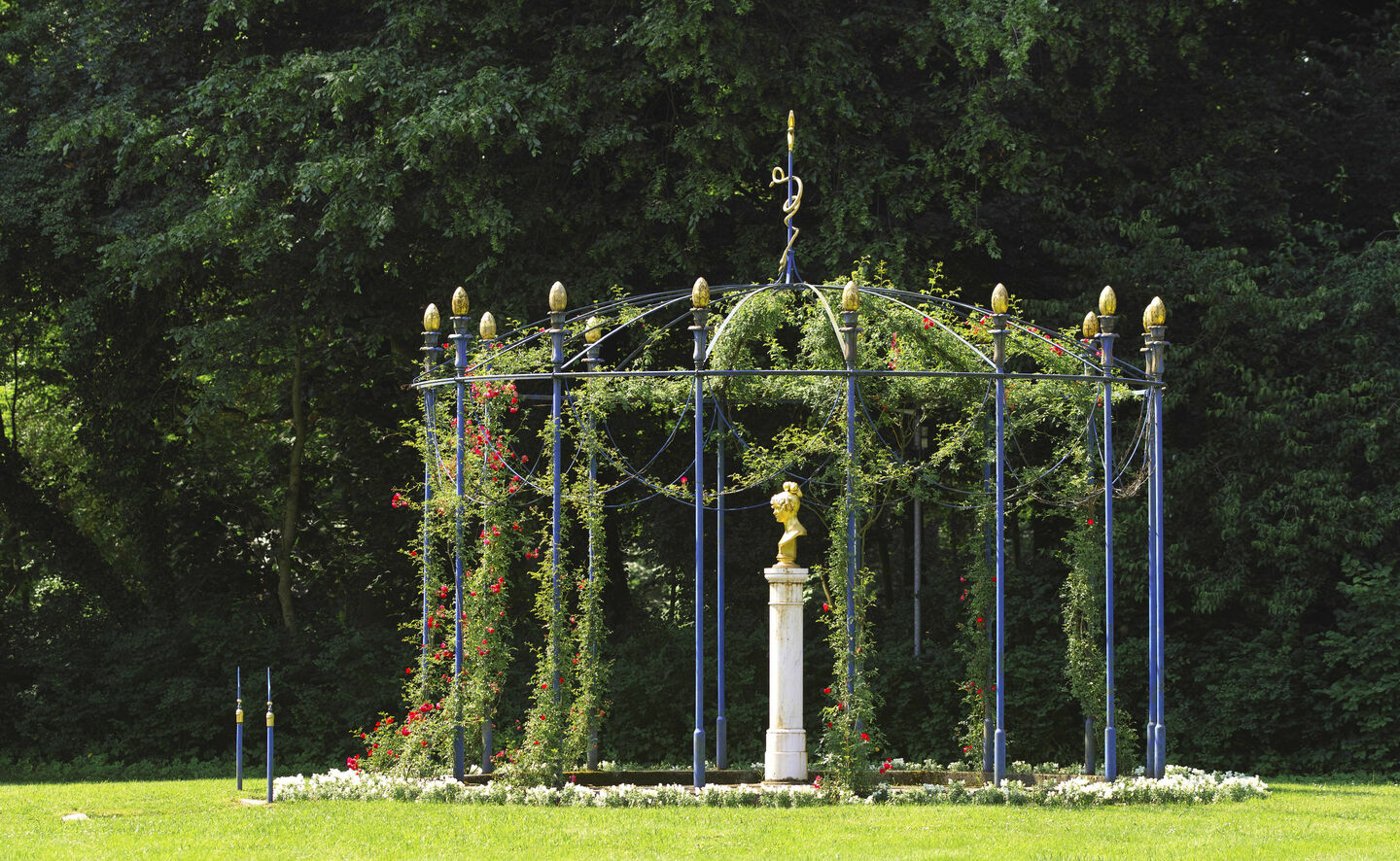 Blickfang im Pleasureground: die Rosenlaube mit der Büste der Opernsängerin Henriette Sontag, Foto: Hans Bach, Potsdam / SFPM (2013)