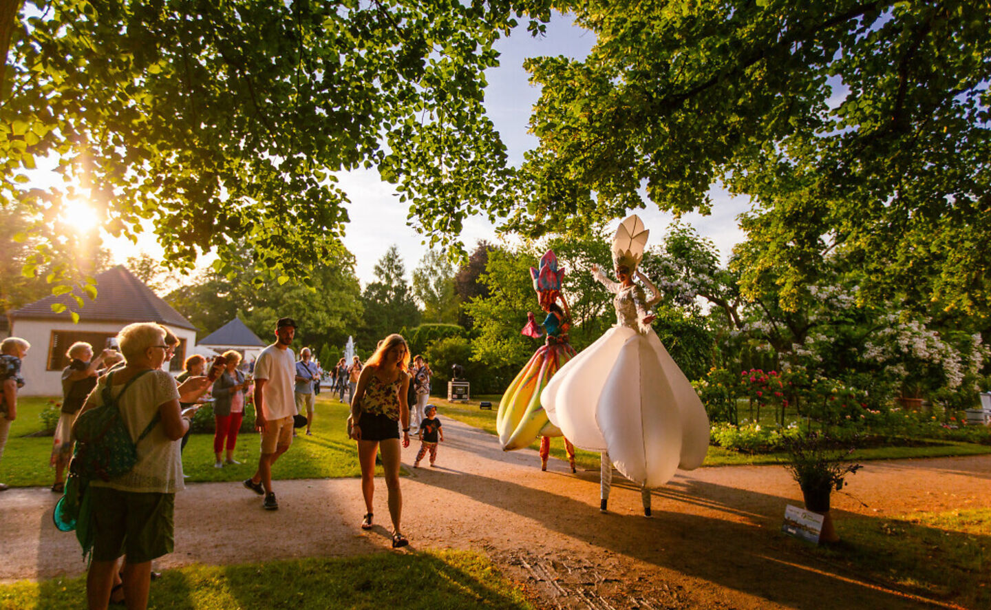 Park romantyczny z małą inscenizacją podczas Święta Ogrodu Różanego, © PatLografie - Patrick Lucia